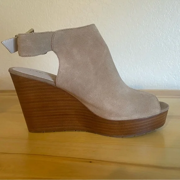 Kenneth Cole Women’s 10M Octavia Ankle Wedge Beige Suede Leather Peep Toe - Picture 3 of 9